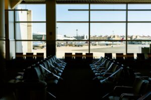 大きな窓に面した空港の搭乗ゲートの座席