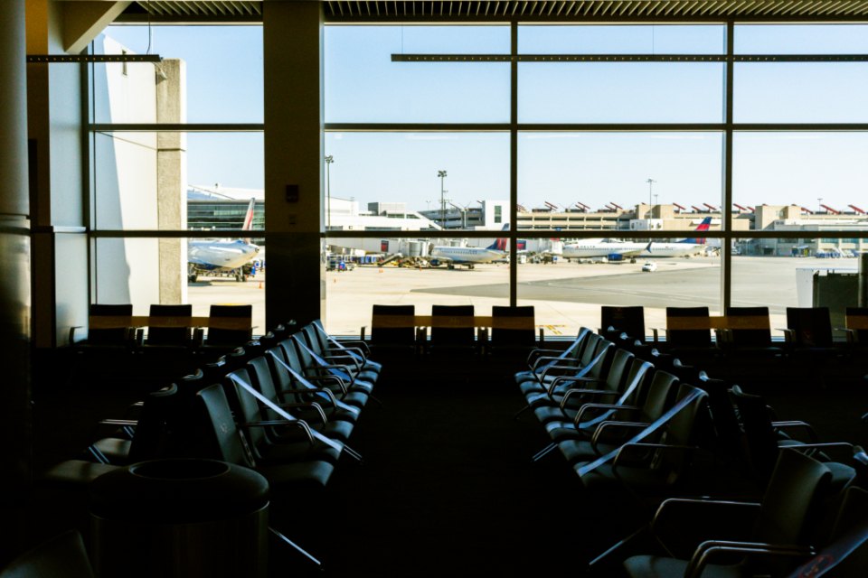 大きな窓に面した空港の搭乗ゲートの座席