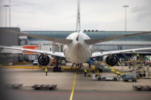 空港のスポットに駐機し搭乗準備中の旅客機