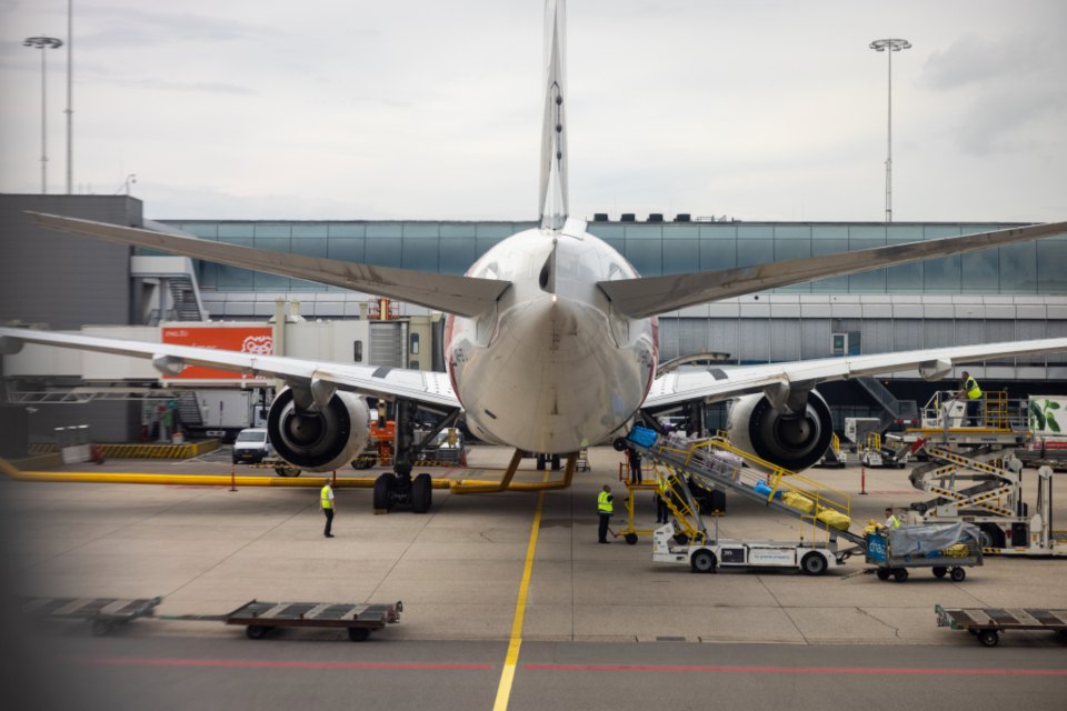 空港のスポットに駐機し搭乗準備中の旅客機