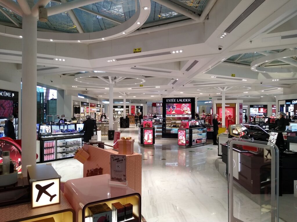 空港の免税店の店内。化粧品などが並ぶ