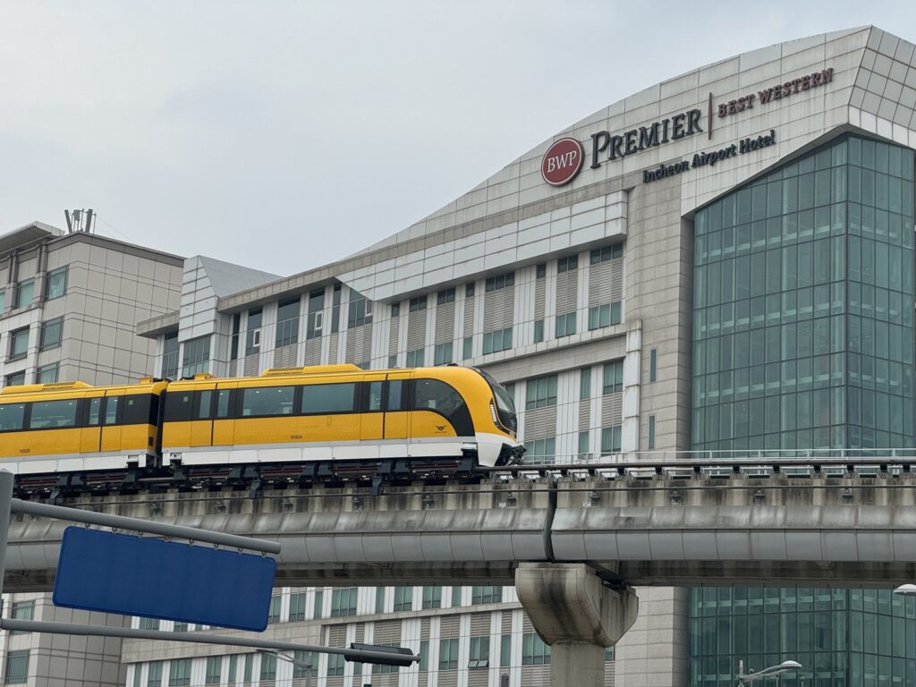 仁川空港とパラダイスシティを結ぶ磁気浮上鉄道。黄色い車両とBest Western Premier仁川空港ホテル