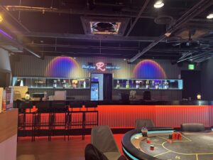 韓国のアミューズメントカジノバーの店内。カウンターとゲームテーブルが並ぶ
