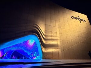パラダイスシティに隣接する複合エンタメ施設CHROMAの夜景
