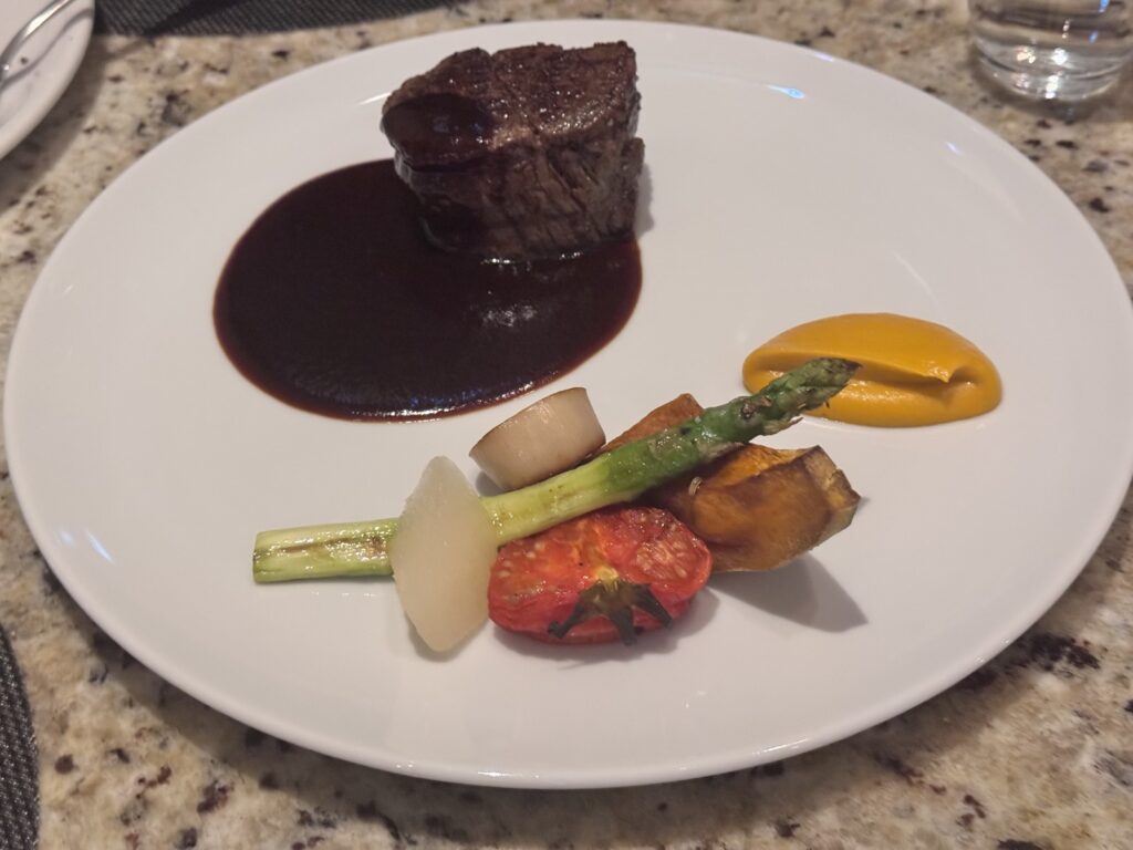 パラダイスシティのフードコート手前にあるイタリアン料理店の韓牛。赤ワインソースとグリル野菜、パプリカのピュレを添えた一皿