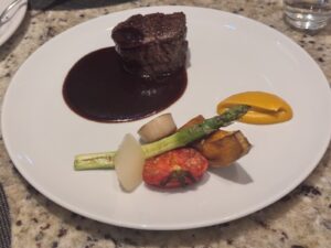 パラダイスシティのフードコート手前にあるイタリアン料理店の韓牛。赤ワインソースとグリル野菜、パプリカのピュレを添えた一皿