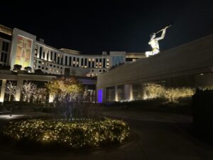 ライトアップされた夜のパラダイスシティ。屋上に大きなロボットのオブジェが立つ