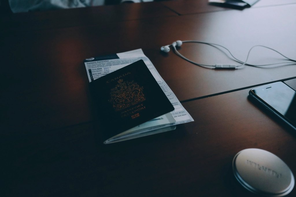 パスポートと航空券などの書類を机に並べたところ