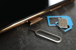 スマートフォンのSIMトレイと取り出しピン、SIMカード