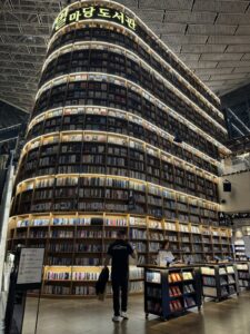 ソウル・COEXモールのピョルマダン図書館（별마당도서관／Starfield Library）の巨大な本棚