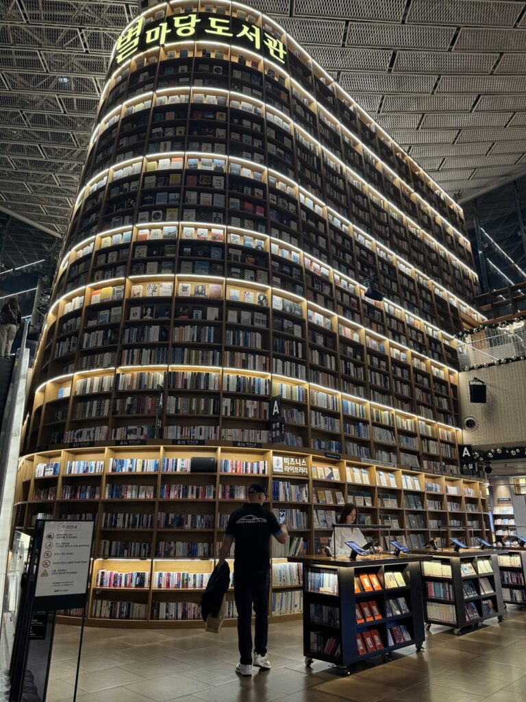 ソウル・COEXモールのピョルマダン図書館（별마당도서관／Starfield Library）の巨大な本棚