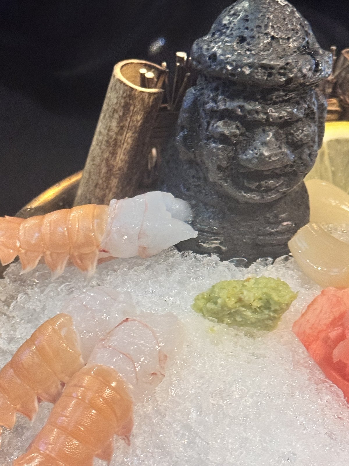 雲西(ウンソ)の飲食店で出されるエビの刺身