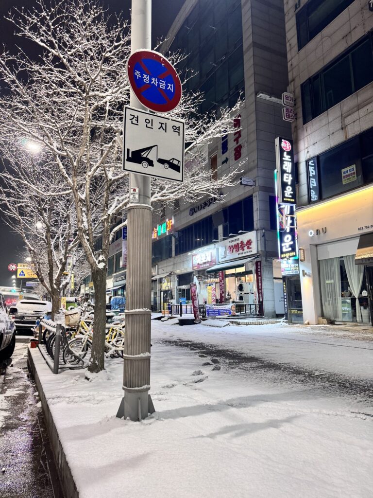 雪が積もった仁川・雲西の夜の商店街。韓国の冬は雪が多い