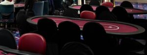 パラダイスシティのポーカールームに並ぶ卓