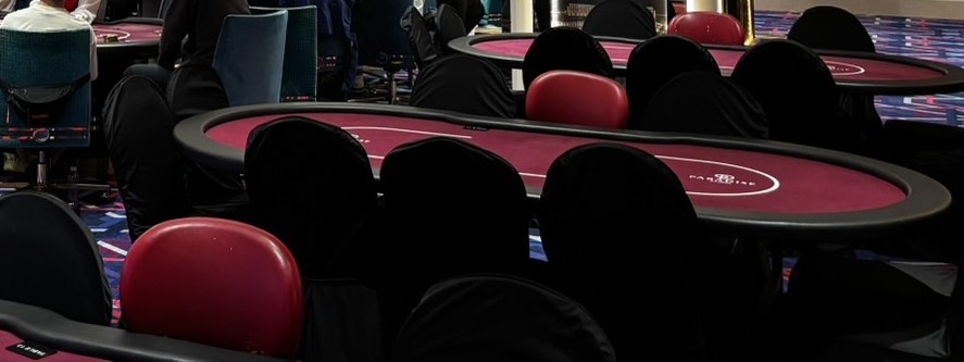 パラダイスシティのポーカールームに並ぶ卓